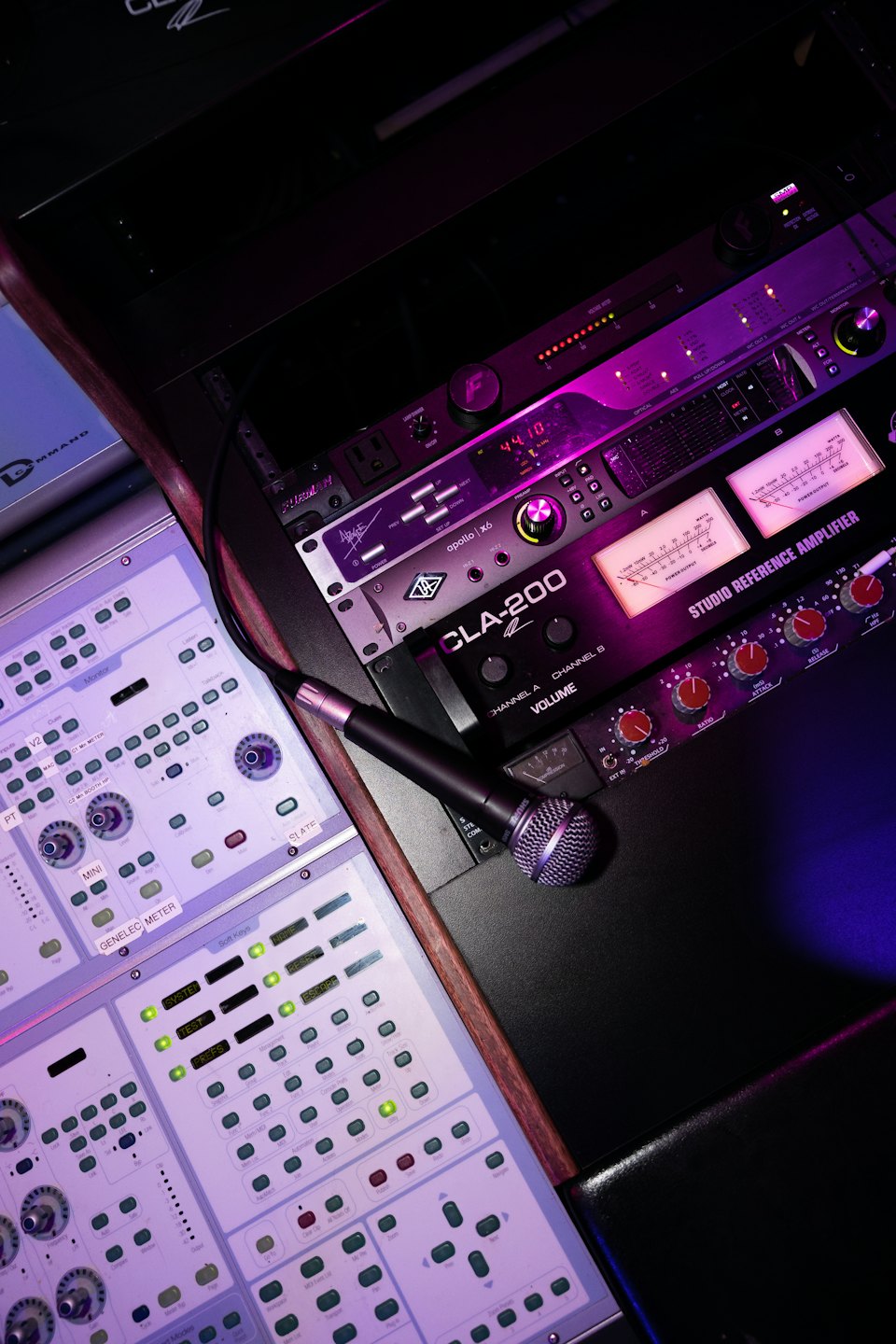 Apparecchiature per la registrazione audio, tra cui amplificatore, interfaccia e console.