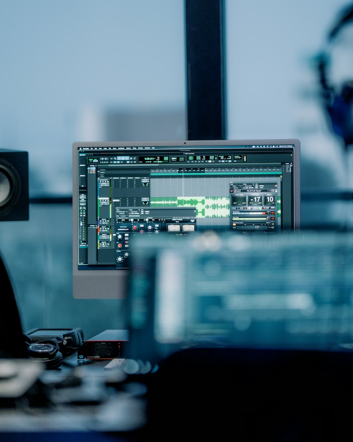 Schermo del computer mostra forme d'onda e controlli di software audio.