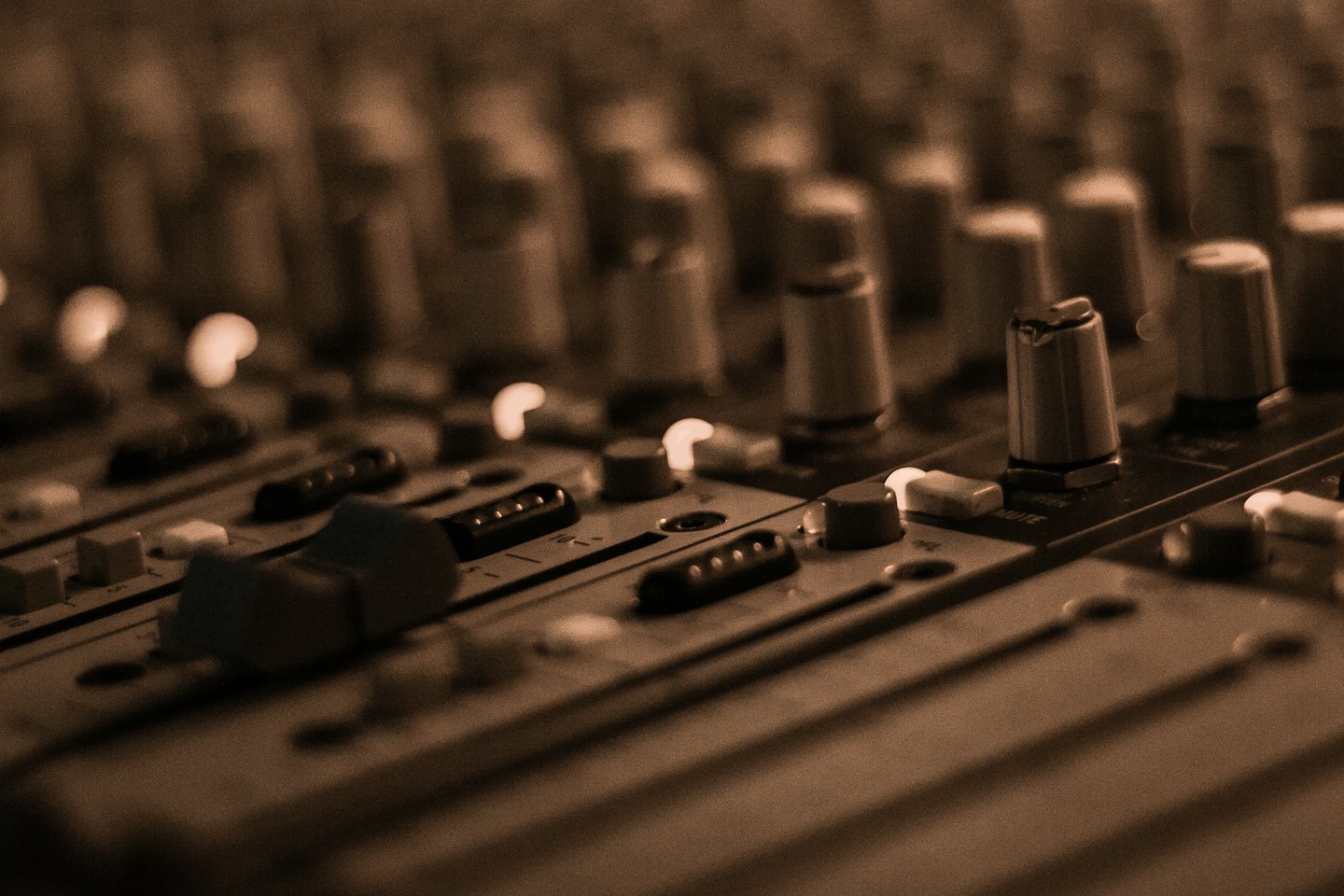 Fader e manopole su un mixer audio.